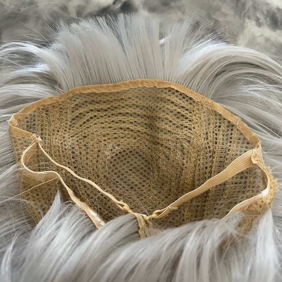 Light Gray/Silver Wig - Picture 4 of 4